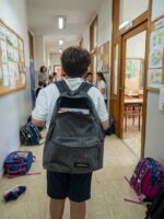 Il primo giorno di scuola non comincia in classe: il vero terremoto psicologico, per figli e genitori, accade molto prima della campanella Il primo giorno di scuola non comincia in classe: il vero terremoto psicologico, per figli e genitori, accade molto prima della campanella